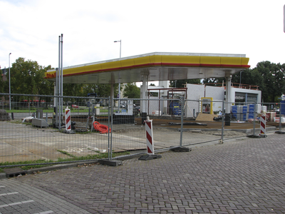 905692 Gezicht op de verbouwing van het Shell-tankstation (Pieter Nieuwlandstraat 112) te Utrecht.